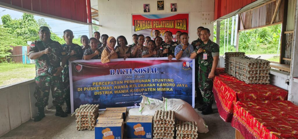 TNI AU Lanud Yohanes Kapiyau Berikan Bansos Pangan di Kampung Nawaripi Entaskan Stunting