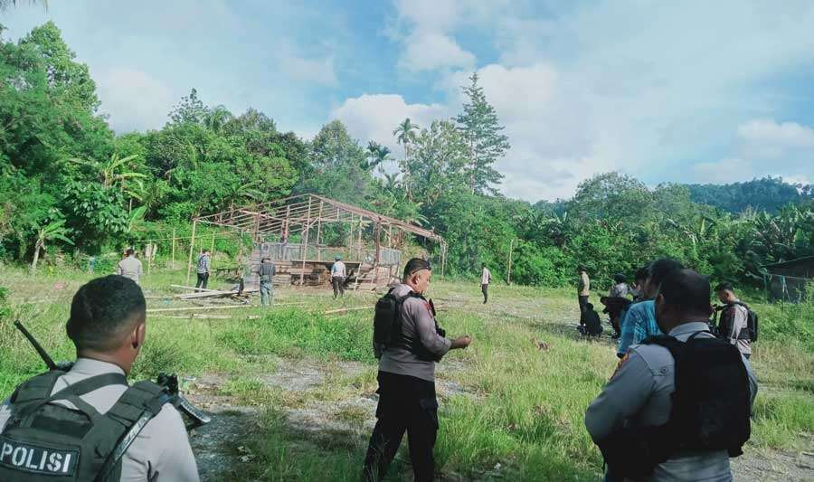 Lokasi arena judi sabung ayam di Kaliharapan, Nabire, Papua Tengah ditertibkan dan dilakukan pembongkaran oleh aparat Polres Nabire.