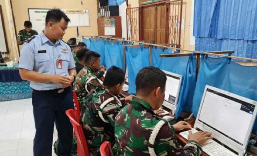 Prajurit TNI-AU Lanud YKU Timika Tes Psikologi Uji Layak Pegang Senpi 1 Sebanyak 24 prajurit TNI-AU Lanud Yohanis Kapiyau (Lanud YKU) Timika mengikuti tes psikologi sebagai penilaian kepada personel yang