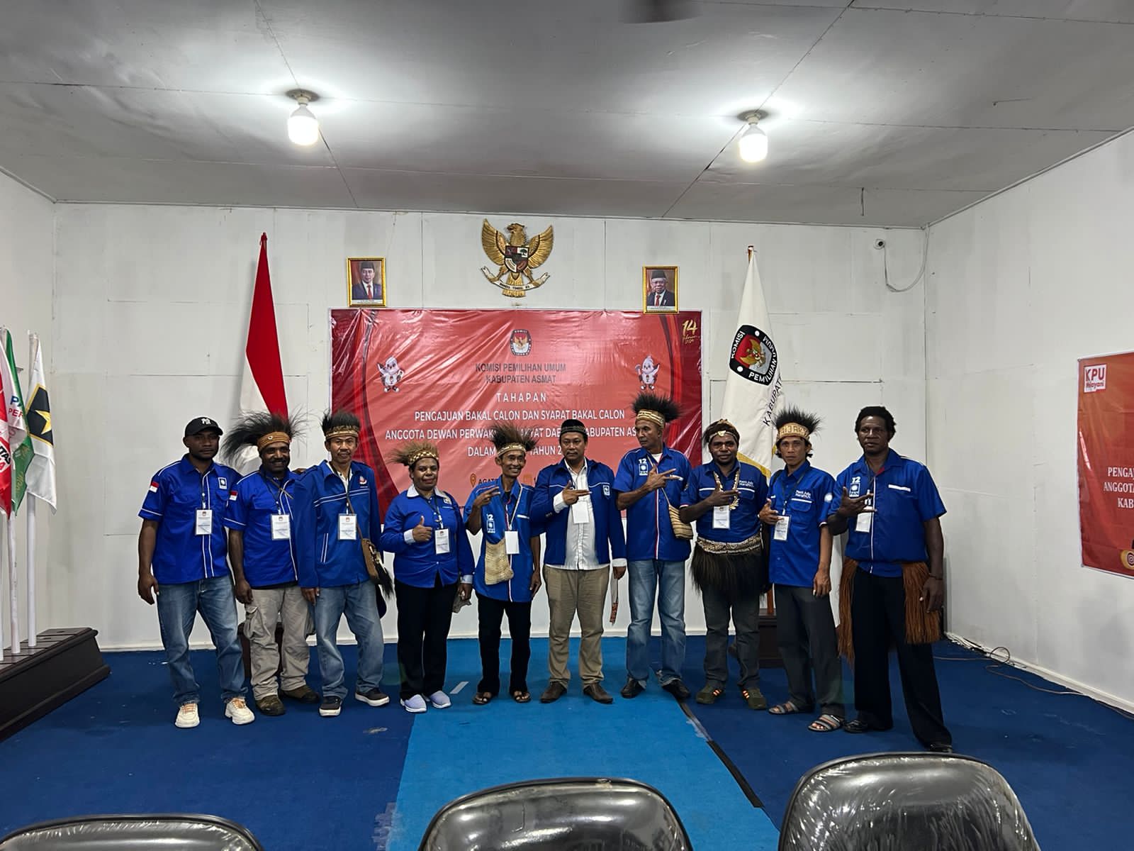 DPD PAN Asmat Ajukan Syarat 25 Bacaleg ke KPU, Target Raih Empat Kursi 2 DPD PAN Partai Amanat Nasional Kabupaten Asmat melakukan pengajuan 25 nama Bakal Calon Anggota Legislatif (Bacaleg) ke Komisi Pemilihan Umum KPU Kabupaten. Para Bacaleg diarak simpatisan dengan menggunakan atribut partai PAN yang bergambar matahari itu.