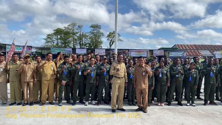 Wabup Asmat, Thomas Eppe Safanpo, ST membuka kegiatan pameran hasil produk pertanian yang diselenggarakan Dinas Tanaman Pangan dan Pertanian Asmat.