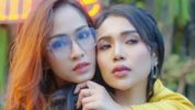 Ratu Atmelia menjadi pasangan cocok diduetkan bersama sang model seksi Stefanny DP menyayikan lagu Babang Tamvan ciptaan Joel Bahar.