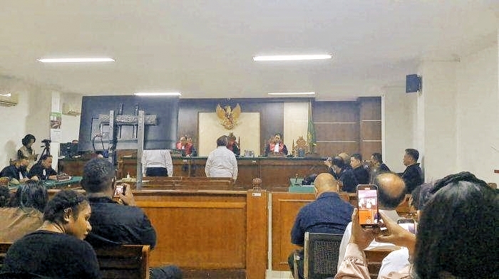 Bupati Mimika nonaktif, Eltinus Omaleng divonis bebas di Pengadilan Negeri Makassar, Jalan RA Kartini, Sulawesi Selatan Senin (17/7/2023) sore.
