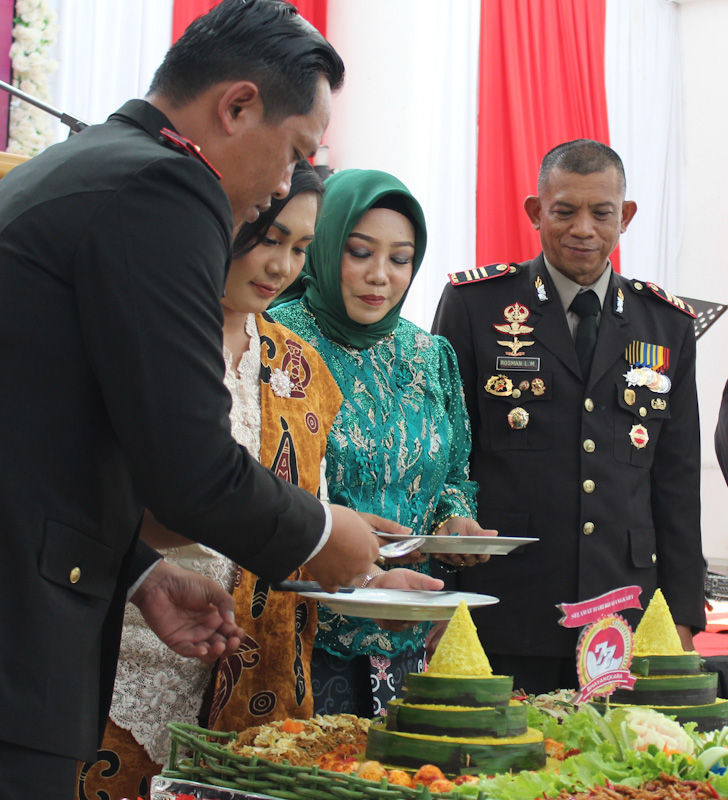 Polres Mimika Polda Papua melaksanakan Upacara Peringatan Hari Bhayangkara ke -77 bertempat di lapangan Kantor Pusat Pemerintahan (Puspem) Jalan Poros Kuala Kencana, SP-3 Mimika Sabtu (1/7/2023).
