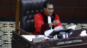 Mahkamah Konstitusi (MK) menolak permohonan uji materiil Pasal 83 ayat (1) Undang-Undang Nomor 23 Tahun 2014 tentang Pemerintahan Daerah (UU Pemda) yang diajukan oleh Plt. Bupati Mimika Johanes Rettob. Putusan dibacakan pada sidang putusan yang digelar pada Selasa (18/7/2023) di Ruang Sidang Pleno MK di Jakarta.