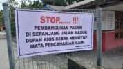 Proyek pagar keliling di RSUD Mimika sepanjang 658 meter dengan tinggi 3 meter yang tengah dalam proses pengerjaan mendapat penolakan dari beberapa warga sekitar.