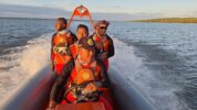 Long Boat bermesin 15PK POB ditumpangi 7 orang dihantam ombak dan terbalik di muara Distrik Atsy, Kabupaten Asmat, Papua Selatan Rabu (9/8/2023).