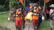 Jenazah Herman Waukateyau (30), korban insiden terbaliknya perahu fiber POB berpenumpang 3 orang di Muara Migiwia, Distrik Mimika Barat, Kabupaten Mimika Papua Tengah akhirnya dievakuasi oleh tim SAR gabungan ke Timika.