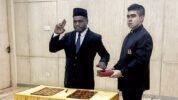 Ketua Komisi Pemilihan Umum (KPU) Republik Indonesia Hasyim Asy’ari melantik Atinus Alom sebagai Pergantian Antar Waktu (PAW) mantan Ketua KPU Kabupaten Mimika Indra Ebang Ola yang kini menjabat sebagai Komisaris KPU Provinsi Papua Tengah Divisi Teknis.