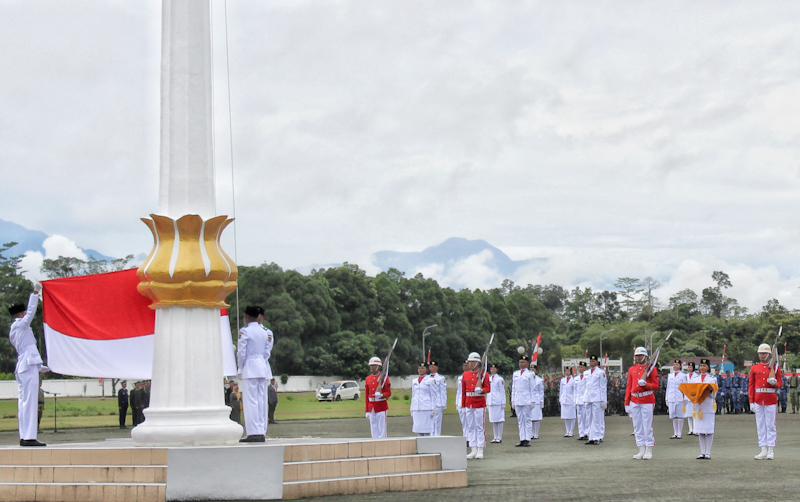 Pj Bupati Mimika, Valentinus Sudarjanto Sumito bertindak sebagai unspektur upacara pengibaran bendera Merah Putih peringati HUT ke 78 Republik Indonesia di Lapangan Pusat Pemerintah Kabupaten Mimika, Provinsi Papua Tengah, Kamis (17/8/2023).