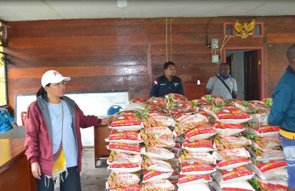 Dinas Ketahanan Pangan Mimika menyalurkan bantuan bahan makanan berupa sembilan bahan pokok (Sembako) kepada warga 5 kampung