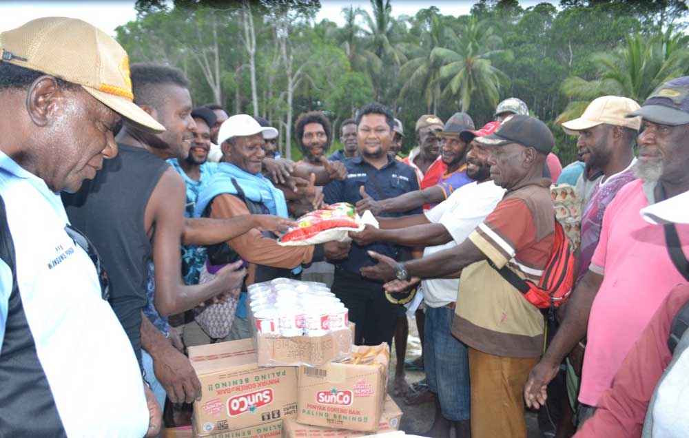 Dinas Ketahanan Pangan Mimika menyalurkan bantuan bahan makanan berupa sembilan bahan pokok (Sembako) kepada warga 5 kampung