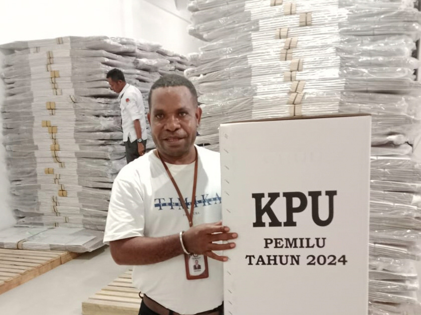 Komisi Pemilihan Umum (KPU) Kabupaten Mimika Provinsi Papua Tengah Senin (23/10/2023) sekitar pukul 17:00 WIT menerima ribuan Kotak Suara Pemihan Umum (Pemilu) tahun 2024 menggunakan 6 truk.