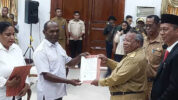 Bupati Eltinus Serahkan SK Pengangkatan Pegawai ASN dan PPPK, Awen Magai Apresiasi dan Ucap Selamat 18 Bupati Mimika DR Eltinus Omaleng menyerahkan Surat Keputusan (SK) pengangkatan kepada 528 orang sebagai pegawai aparatur sipil negara ASN dan pegawai pemerintah dengan perjanjian kerja PPPK.