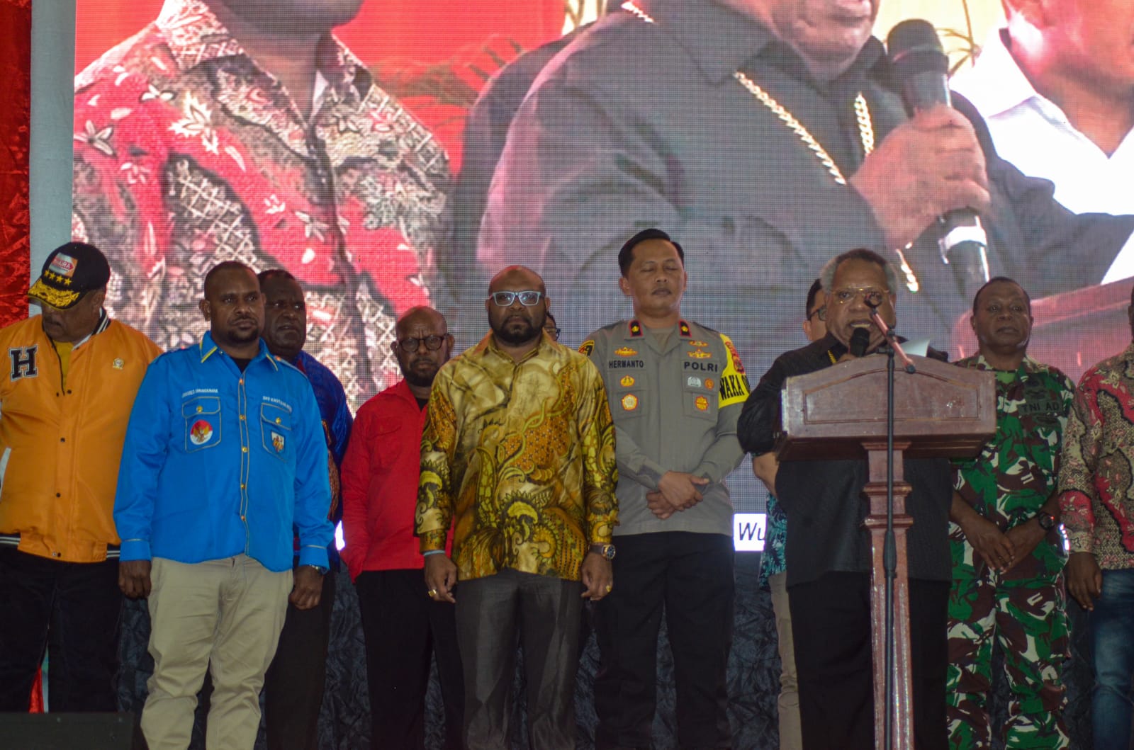 Bupati Mimika saat memimpin deklarasi Pemilu Damai 2024