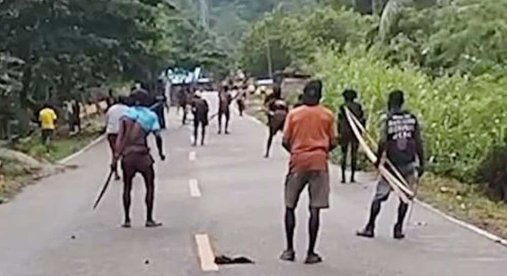 Gegara istri tikam suaminya sendiri hingga tewas, dua kelompok warga di Kabupaten Nabire, Papua Tengah terlibat bentrokan. Hal ini