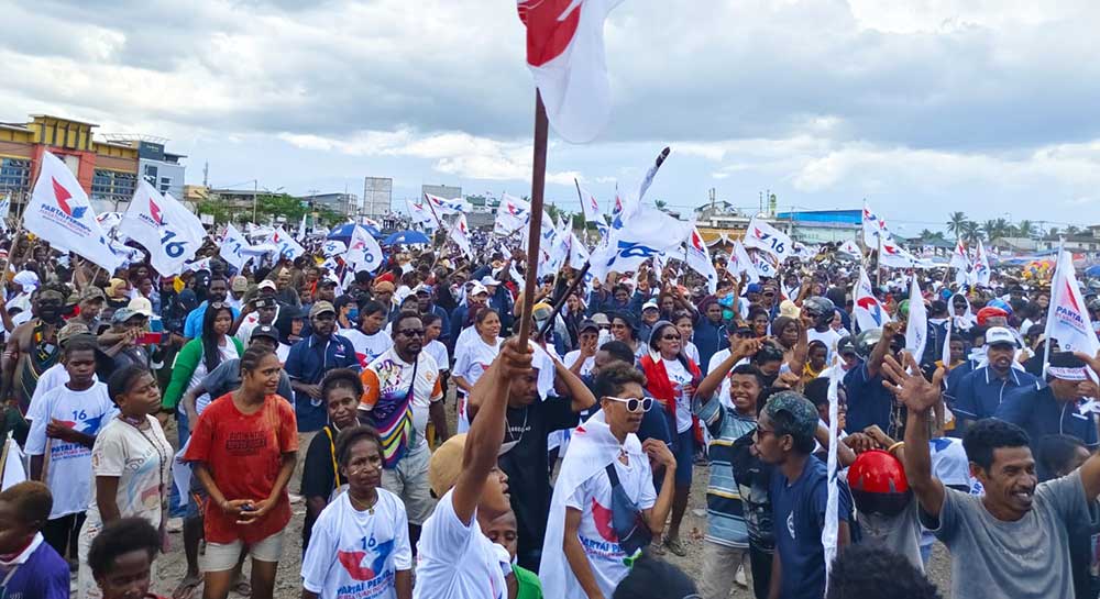 Ribuan massa simpatisan Partai Perindo saat kampanye terbuka di lapangan eks Pasar Lama Timika, Papua Tengah. Darwin Kurnia Rombe