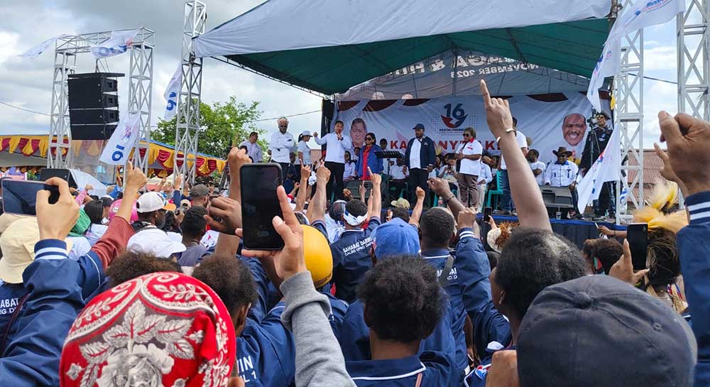 Ribuan massa simpatisan Partai Perindo saat kampanye terbuka di lapangan eks Pasar Lama Timika, Papua Tengah. Darwin Kurnia Rombe