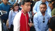 Didampingi istrinya Selvi Ananda. Gibran Rakabuming Raka siap melakukan safari kampanye di Papua. Gibran tiba di Bandara Sentani, Jayapura