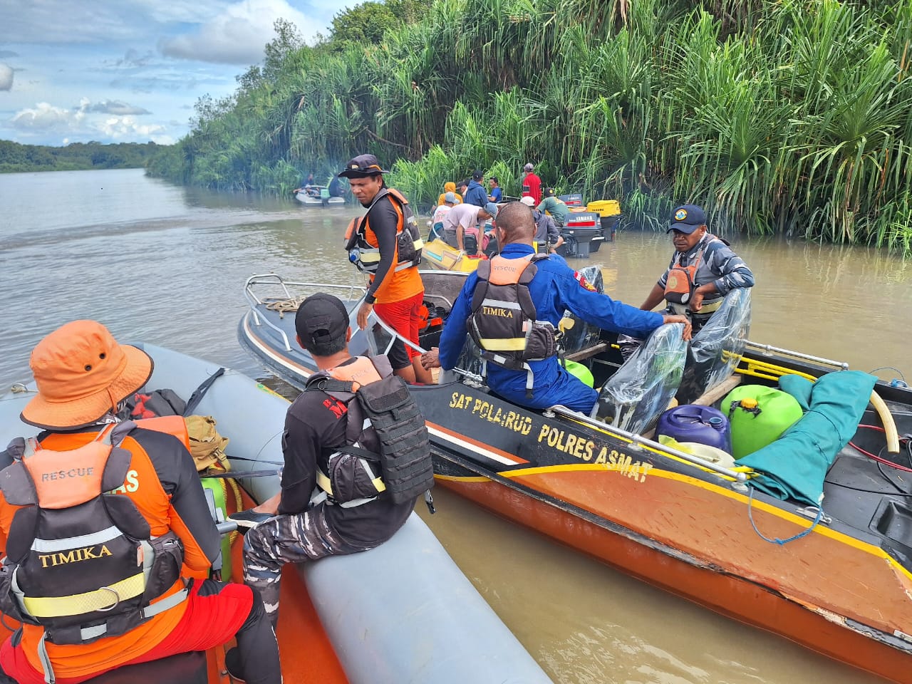 Speedboat bermesin 40PK ditumpangi 3 orang mengalami insiden terbakar di perairan Kampung Asgon Kabupaten Asmat Provinsi Papua Selatan pada Senin (15/01/2024) sekira pukul 16:30 WIT.