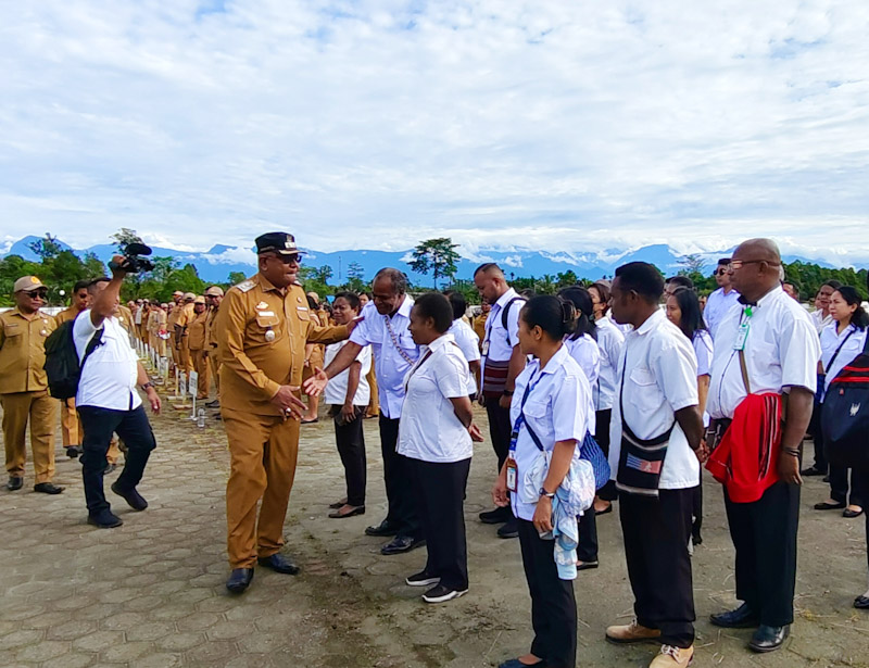 Wakil Bupati Mimika Johannes Rettob memimpin Apel gabungan perdana di tahun 2024 yang dihadiri seluruh Aparatur Sipil Negara (ASN) dan tenaga honorer, PPPK lingkup Pemkab Mimika di Lapangan Upacara Pusat Pemerintahan Mimika, Papua Tengah Senin (8/1/2024).