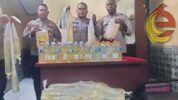 Kapolsek Kawasan Pelabuhan Pomako Ipda Wiklif S Rumere bersama 8 personelnya melakukan razia penumpang saat KM Tatamailau yang