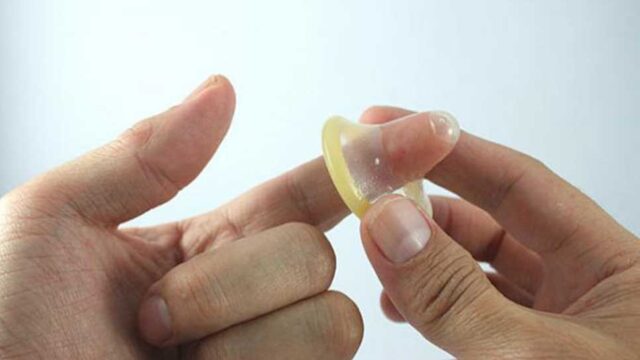 Alat kontrasepsi pria atau yang familiar disebut dengan kondom ternyata memiliki lebih dari sekadar satu manfaat tak hanya sebagai alat pengaman