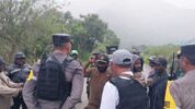 Kerusuhan terjadi di Kantor Distrik Dogiyai, Papua Tengah dimana sekelompok warga menyerang polisi yang saat itu mengamankan TPS