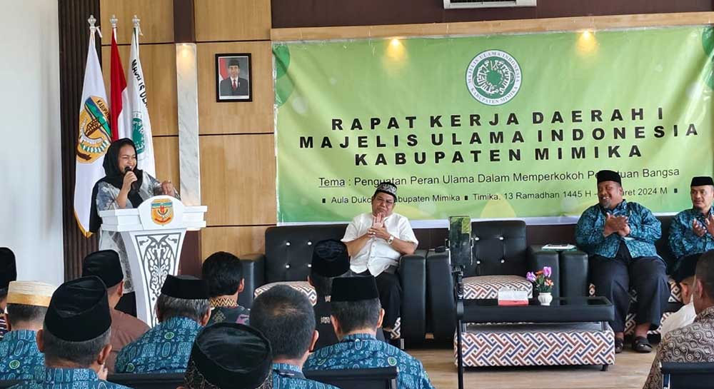 Rakerda ke 1 MUI Kabupaten Mimika periode 2023-2028 resmi dibuka oleh Bupati Mimika Eltinus Omaleng, diwakili Pj Sekda Mimika, Ida Wahyuni.