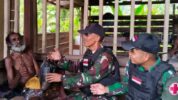 Warga kampung Mosso, sumringah pasca mendapat bagian bahan pokok dari Satgas Pamtas RI-PNG Yonif 122/Tombak Sakti Pos Mosso