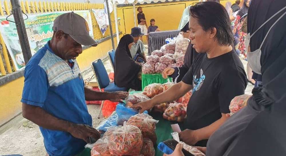 Guna menjaga inflasi tetap stabil di Bumi Cenderawasih, Pemprov Papua Tengah memantau perkembangan harga cabai agar tidak terlalu tinggi.