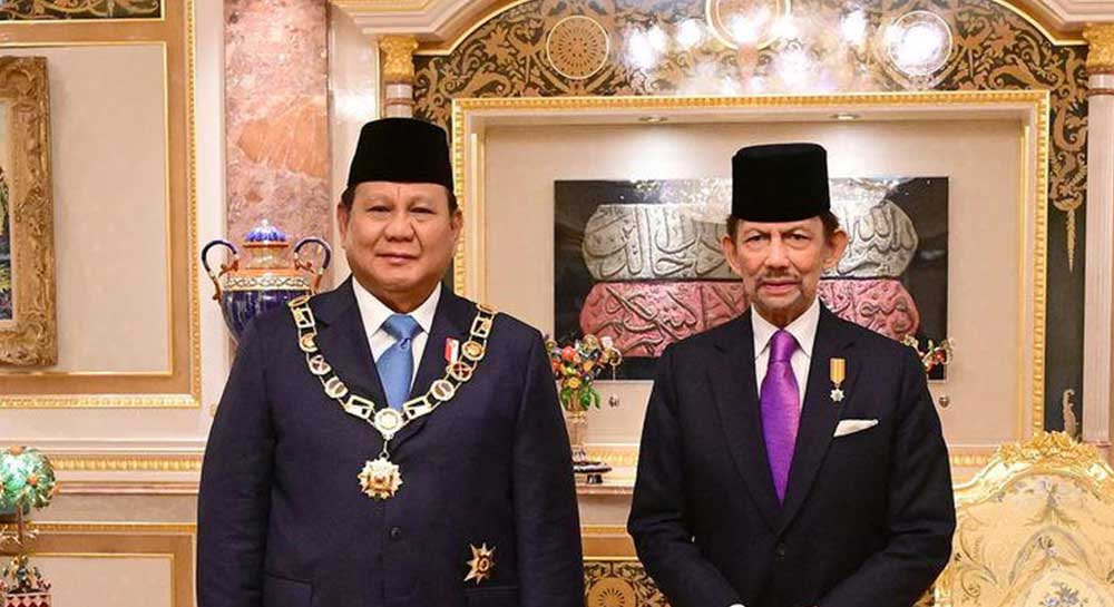 Sultan Hassanal Bolkiah menganugerahkan Bintang Kebesaran Negara Brunei Darussalam kepada Presiden Prabowo Subianto.