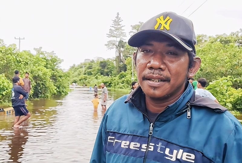 Jalan poros Kampung Naena Muktipura SP 6 menuju SP5, Kabupaten Mimika, Papua Tengah macet parah sejak Jumat, akibat hujan deras