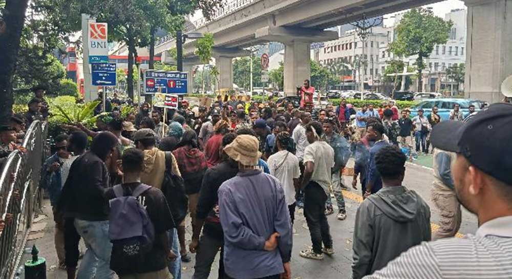 Kantor Kementerian Hak Asasi Manusia atau HAM di Jakarta Selatan digeruduk puluhan massa yang mengaku mahasiswa asal Papua. Aksi unjuk