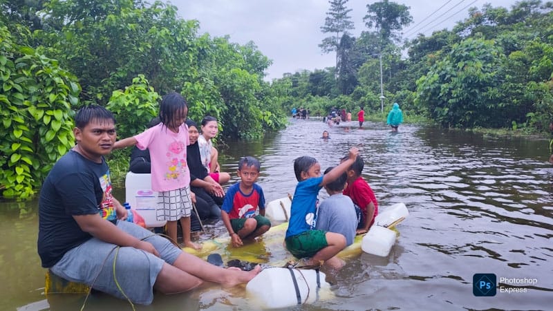 Jalan poros Kampung Naena Muktipura SP 6 menuju SP5, Kabupaten Mimika, Papua Tengah macet parah sejak Jumat, akibat hujan deras
