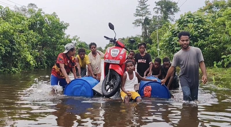 Jalan poros Kampung Naena Muktipura SP 6 menuju SP5, Kabupaten Mimika, Papua Tengah macet parah sejak Jumat, akibat hujan deras 