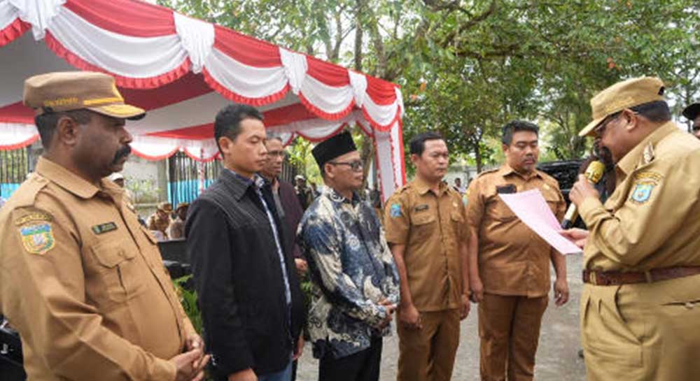 Gubernur Papua Pegunungan, Jhon Tabo menyerahkan secara simbolis hewan kurban bantuan dari Presiden dalam rangka Idul Adha 1446 Hijriah