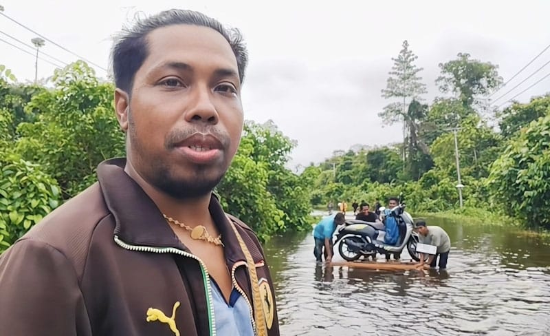 Jalan poros Kampung Naena Muktipura SP 6 menuju SP5, Kabupaten Mimika, Papua Tengah macet parah sejak Jumat, akibat hujan deras