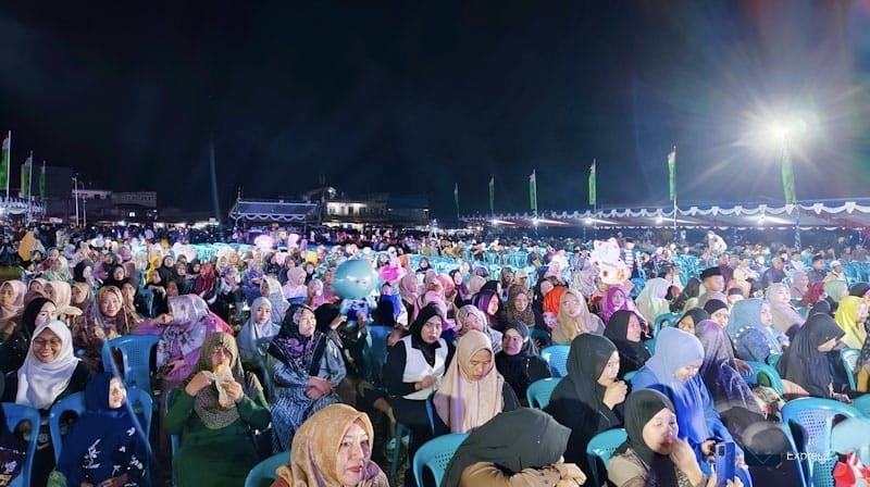 Ribuan Warga Hadiri Pengajian Umum Peringati HUT KKMBM Mimika dan Pengukuhan Pengurus 6 Ribuan Warga Mimika asal Madura yang tergabung di organisasi Kerukunan Keluarga Madura Bersatu Mimika (KKMBM) menghadiri