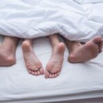 Hidup bersama tanpa ikatan pernikahan atau yang populer disebut kumpul kebo kini memiliki konsekuensi hukum di Indonesia. KUHP baru