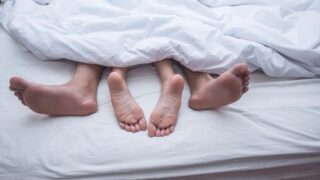 KUHP Baru : Siapa yang Berhak Melaporkan Kumpul Kebo ke Polisi? 2 Hidup bersama tanpa ikatan pernikahan atau yang populer disebut kumpul kebo kini memiliki konsekuensi hukum di Indonesia. KUHP baru